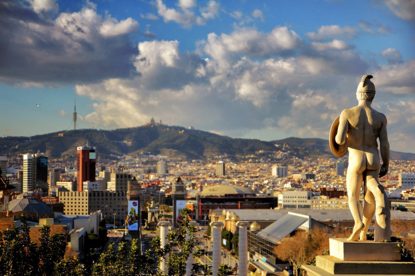 Aqui temos uma imagem da cidade de Barcelona. Servindo de inspiração para criar sua cidade RPG, com uma escultura grega em ponto de vista.